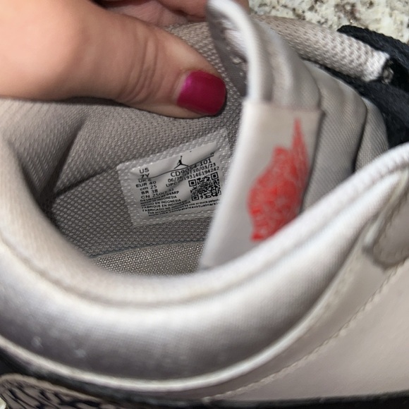 Boys Air Jordan NIKE shoes. Excellent condition/ gently used. Size 7. - Picture 4 of 7